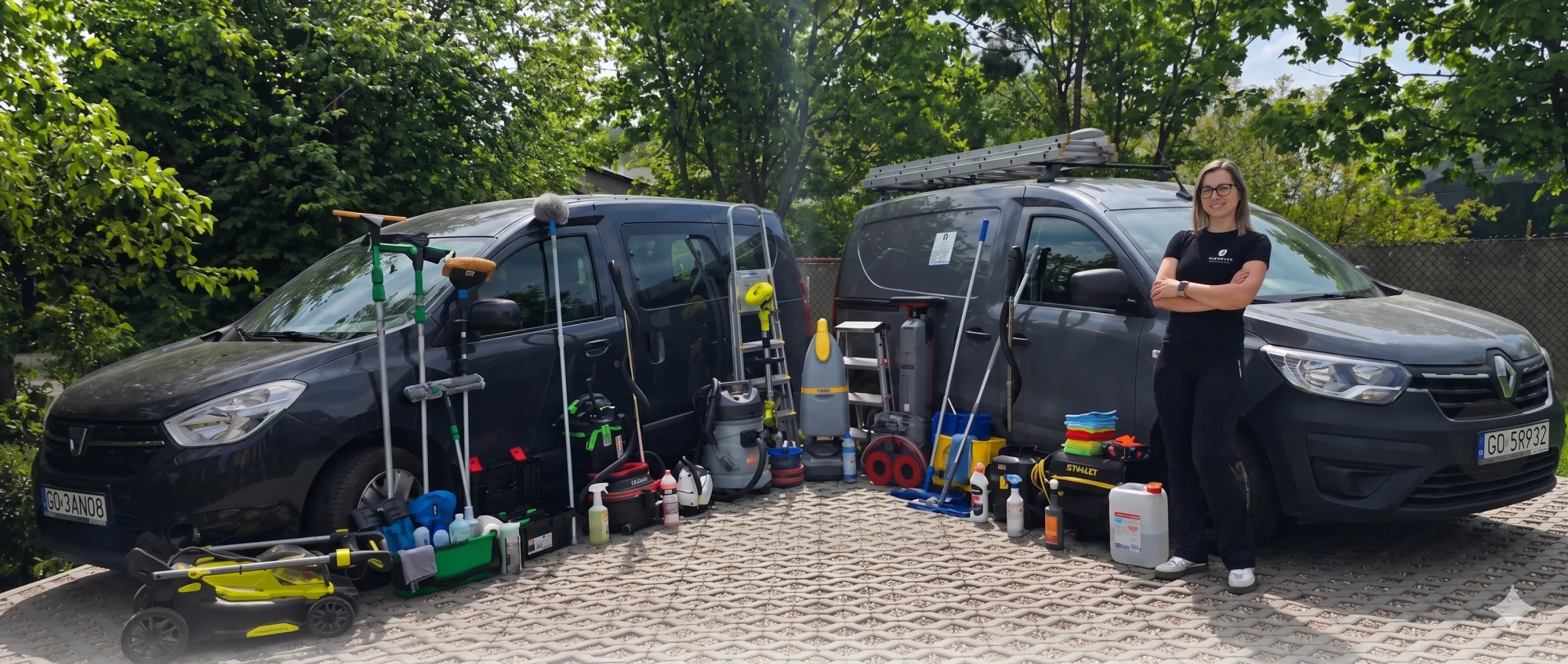 Yaryna, właścicielka Clean Up, przy dwóch firmowych busach z pełnym profesjonalnym wyposażeniem